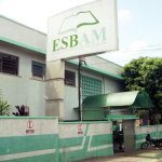 Fachada da Escola Superior Batista do Amazonas (ESBAM) em Manaus, com sinalização de motos.