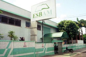 Fachada da Escola Superior Batista do Amazonas (ESBAM) em Manaus, com sinalização de motos.