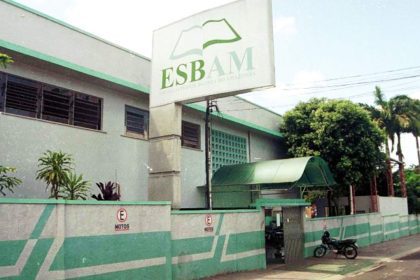 Fachada da Escola Superior Batista do Amazonas (ESBAM) em Manaus, com sinalização de motos.