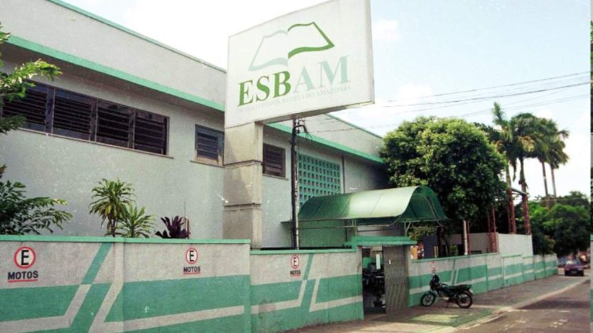 Fachada da Escola Superior Batista do Amazonas (ESBAM) em Manaus, com sinalização de motos.