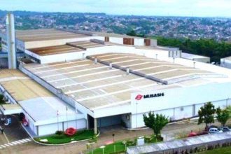 Fachada da fábrica Musashi da Amazônia, com o logotipo em destaque.