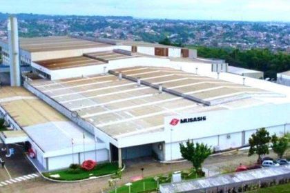 Fachada da fábrica Musashi da Amazônia, com o logotipo em destaque.