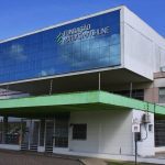 Fachada da Fundação Matias Machline, um edifício moderno com fachada de vidro.