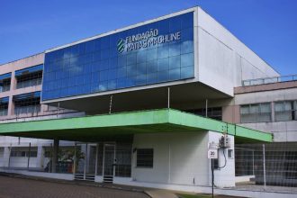 Fachada da Fundação Matias Machline, um edifício moderno com fachada de vidro.