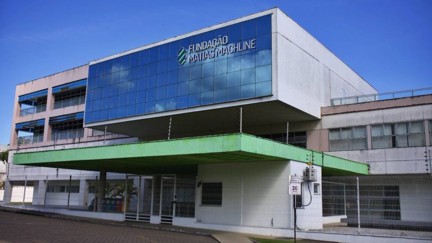 Fachada da Fundação Matias Machline, um edifício moderno com fachada de vidro.