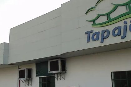 Fachada da loja Tapajós, em Manaus, com o logotipo e fachada branca e detalhes em verde.