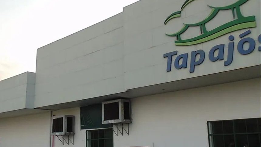 Fachada da loja Tapajós, em Manaus, com o logotipo e fachada branca e detalhes em verde.