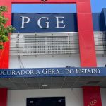 Fachada da Procuradoria Geral do Estado (PGE), com sinalização de vaga para idosos.