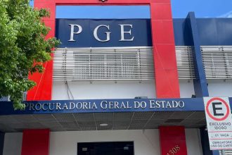 Fachada da Procuradoria Geral do Estado (PGE), com sinalização de vaga para idosos.