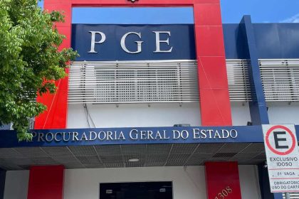 Fachada da Procuradoria Geral do Estado (PGE), com sinalização de vaga para idosos.