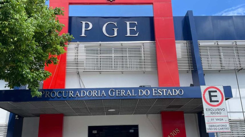 Fachada da Procuradoria Geral do Estado (PGE), com sinalização de vaga para idosos.