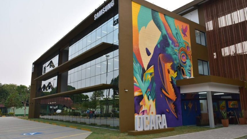 Fachada da Samsung com grafite e o logo da UEA