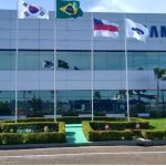 Fachada da Samsung na Avenida Autaz Mirim, com bandeiras hasteadas