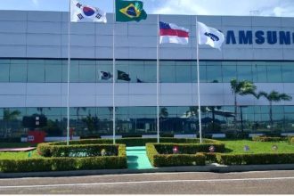 Fachada da Samsung na Avenida Autaz Mirim, com bandeiras hasteadas