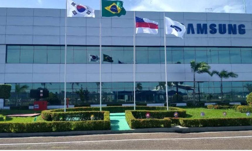 Fachada da Samsung na Avenida Autaz Mirim, com bandeiras hasteadas