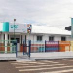 Fachada da USF Petrópolis em Manaus, com banner de vacinação contra pólio.