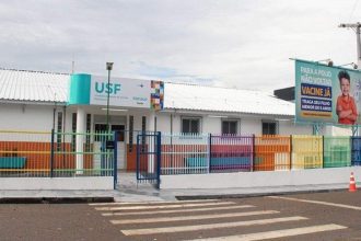 Fachada da USF Petrópolis em Manaus, com banner de vacinação contra pólio.