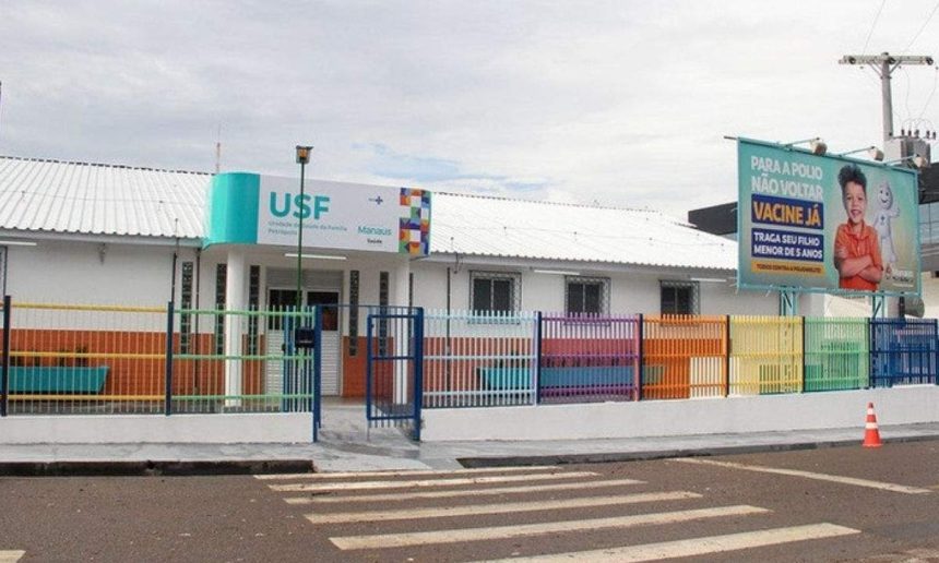 Fachada da USF Petrópolis em Manaus, com banner de vacinação contra pólio.