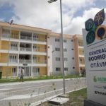 Fachada de prédios residenciais em Manaus, com placa indicativa do 'Parque Residencial General Rodrigo Otávio'.