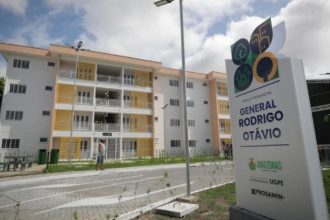 Fachada de prédios residenciais em Manaus, com placa indicativa do 'Parque Residencial General Rodrigo Otávio'.