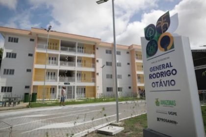 Fachada de prédios residenciais em Manaus, com placa indicativa do 'Parque Residencial General Rodrigo Otávio'.