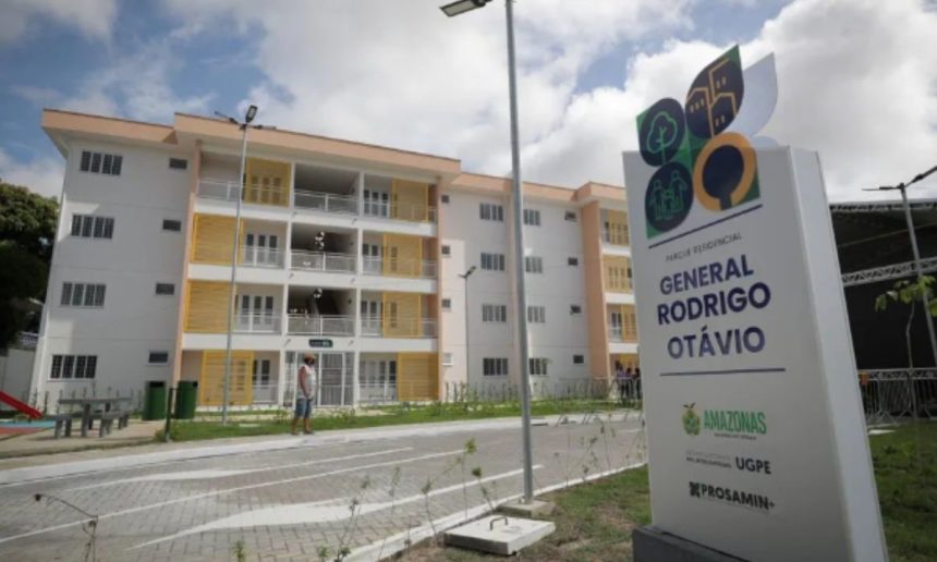 Fachada de prédios residenciais em Manaus, com placa indicativa do 'Parque Residencial General Rodrigo Otávio'.
