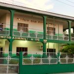 Fachada do Centro Administrativo de Humaitá para falar sobre a Semed, prédio branco e verde com letreiros em destaque