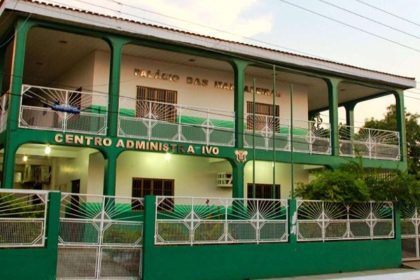 Fachada do Centro Administrativo de Humaitá para falar sobre a Semed, prédio branco e verde com letreiros em destaque
