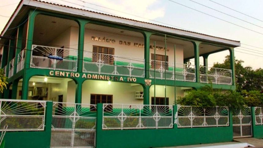 Fachada do Centro Administrativo de Humaitá para falar sobre a Semed, prédio branco e verde com letreiros em destaque
