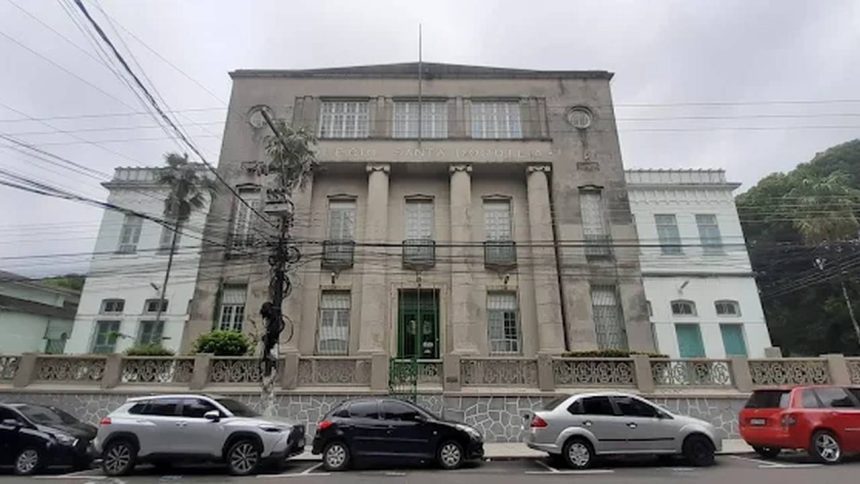 Fachada do Colégio Santa Doroteia, prédio histórico com colunas e carros estacionados em frente.