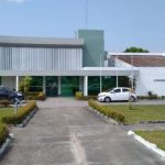 Fachada do Conselho Regional de Medicina do Amazonas (Cremam) com carros estacionados