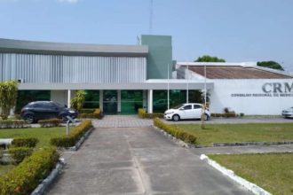 Fachada do Conselho Regional de Medicina do Amazonas (Cremam) com carros estacionados