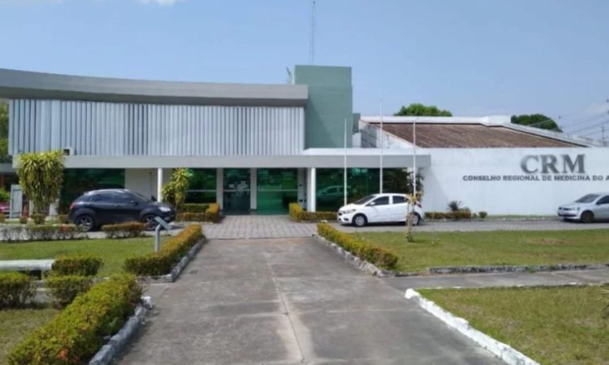 Fachada do Conselho Regional de Medicina do Amazonas (Cremam) com carros estacionados