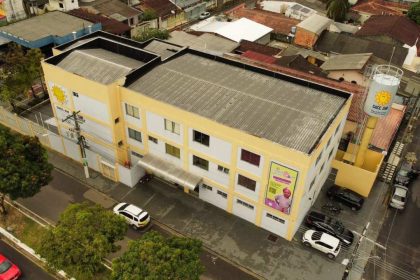 Fachada do GAAC (Grupo de Apoio e Amparo à Criança) em Manaus, com carros estacionados.