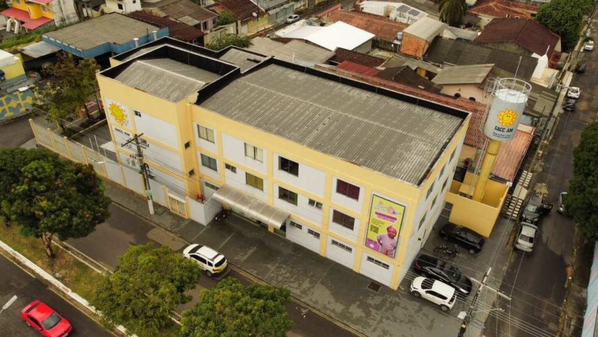 Fachada do GAAC (Grupo de Apoio e Amparo à Criança) em Manaus, com carros estacionados.