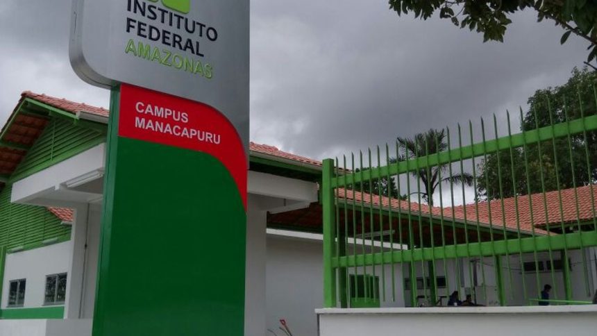 Fachada do IFAM Campus Manacapuru, Amazonas, com céu nublado.