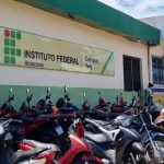 Fachada do Instituto Federal do Amazonas (IFAM) campus Tefé, com motos estacionadas.