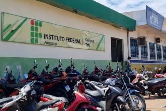 Fachada do Instituto Federal do Amazonas (IFAM) campus Tefé, com motos estacionadas.