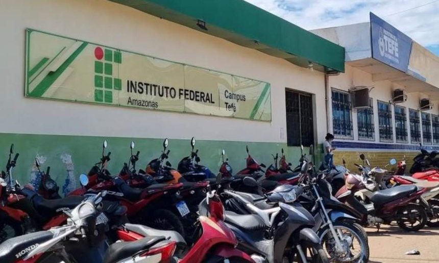 Fachada do Instituto Federal do Amazonas (IFAM) campus Tefé, com motos estacionadas.