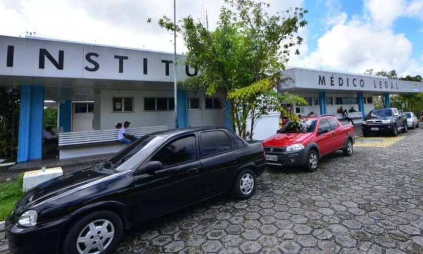 Fachada do Instituto Médico Legal (IML) com carros estacionados.