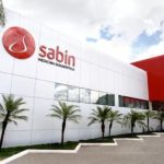 Fachada do Instituto Sabin, com logo e fachada moderna, com palmeiras.
