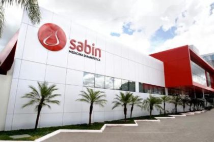 Fachada do Instituto Sabin, com logo e fachada moderna, com palmeiras.