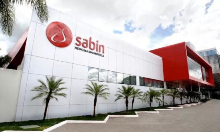 Fachada do Instituto Sabin, com logo e fachada moderna, com palmeiras.