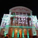 Fachada do Teatro Amazonas iluminada com projeções para o Amazonas Green Jazz Festival 2024.