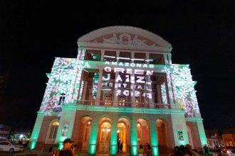 Fachada do Teatro Amazonas iluminada com projeções para o Amazonas Green Jazz Festival 2024.