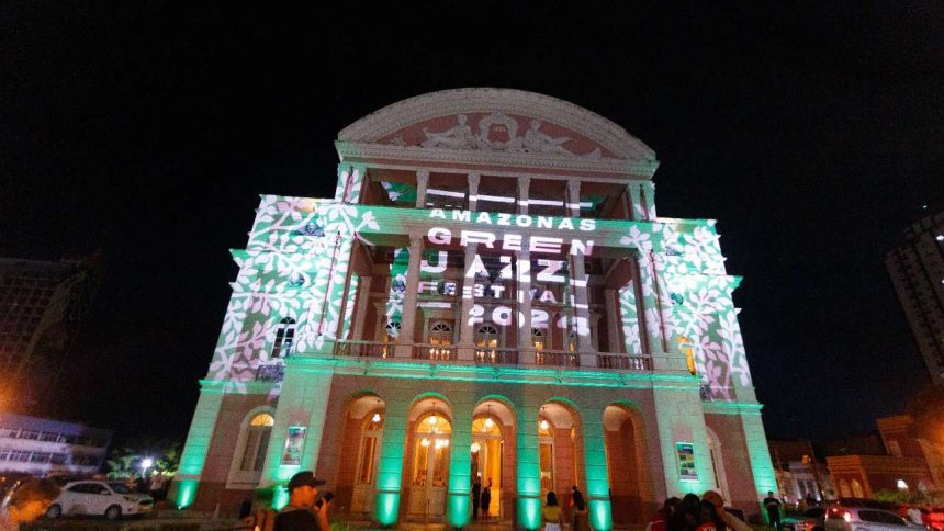 Fachada do Teatro Amazonas iluminada com projeções para o Amazonas Green Jazz Festival 2024.