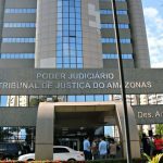 Fachada do Tribunal de Justiça do Amazonas, com inscrição 'Poder Judiciário'