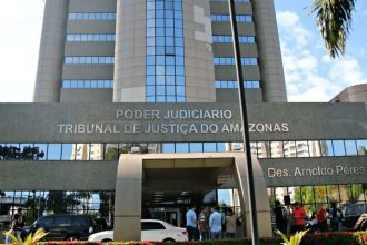 Fachada do Tribunal de Justiça do Amazonas, com inscrição 'Poder Judiciário'
