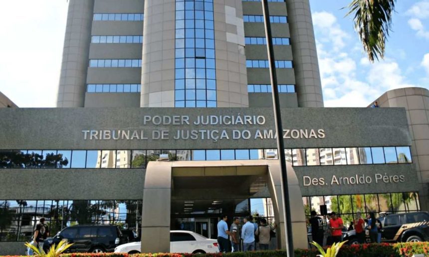 Fachada do Tribunal de Justiça do Amazonas, com inscrição 'Poder Judiciário'