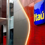 Fachada moderna de um banco Itaú com logotipo azul e amarelo.